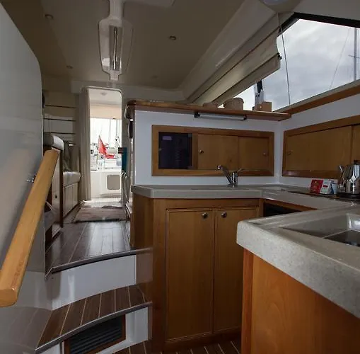 Botel Yaku Wayra Charter