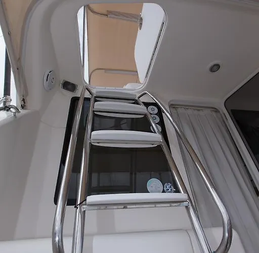 Botel Yaku Wayra Charter