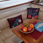 Yaku Wayra Charter Botel *