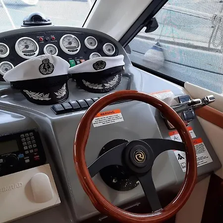 Yaku Wayra Charter Botel Playa Blanca (Lanzarote)