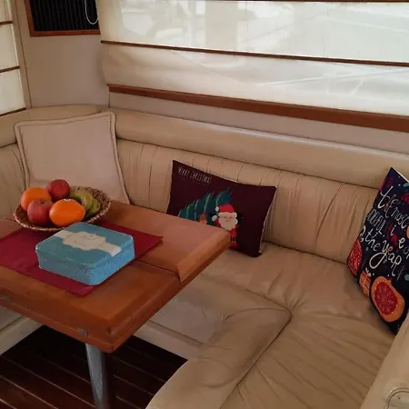 Yaku Wayra Charter Ботель