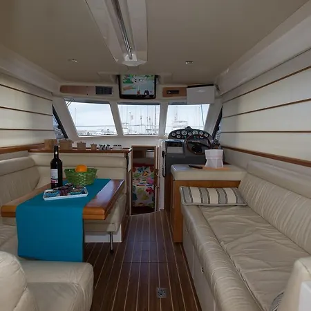 Ботель Yaku Wayra Charter *