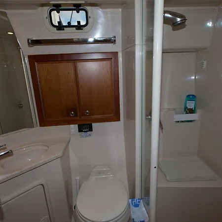 Yaku Wayra Charter Ботель *