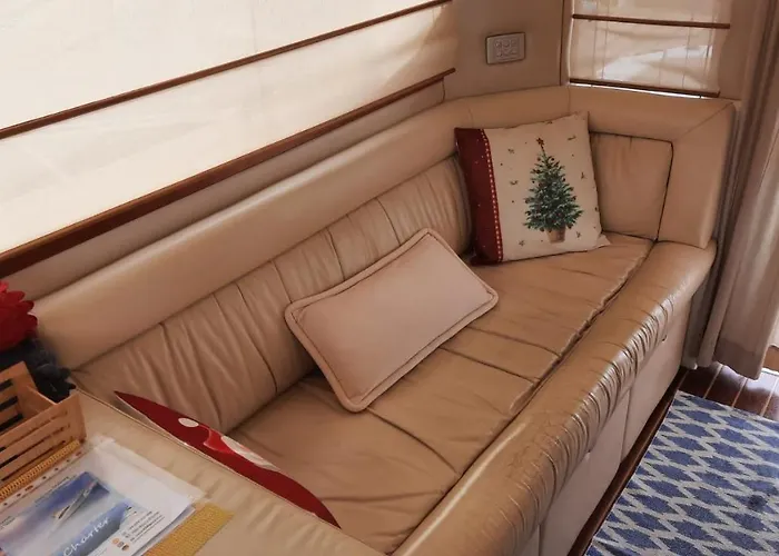 Yaku Wayra Charter 보트호텔 *