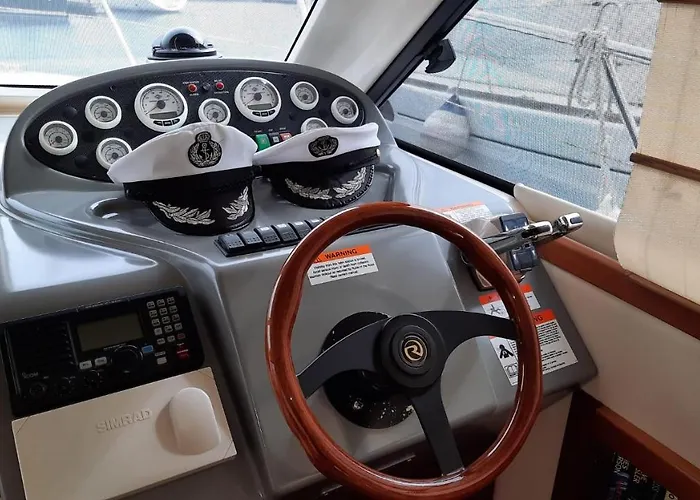 Yaku Wayra Charter Botel Playa Blanca (Lanzarote)