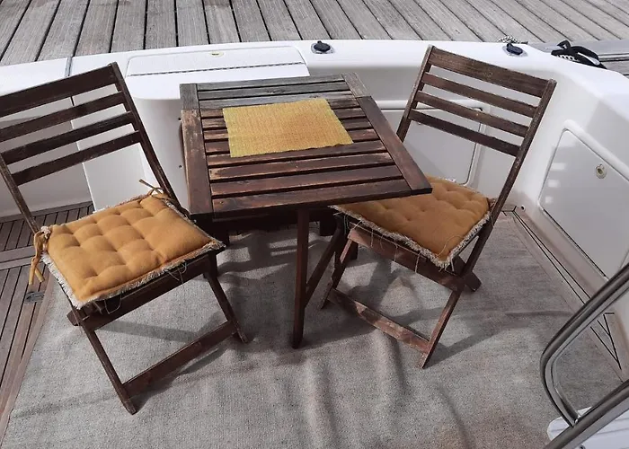 Yaku Wayra Charter 보트호텔 *