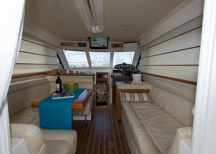 Botel Yaku Wayra Charter *