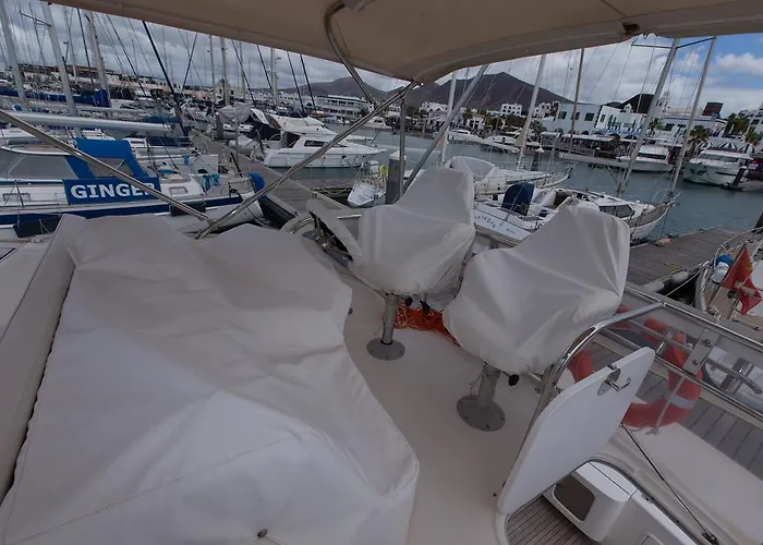 Botel Yaku Wayra Charter