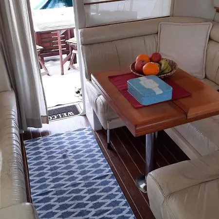 Yaku Wayra Charter Ботель *